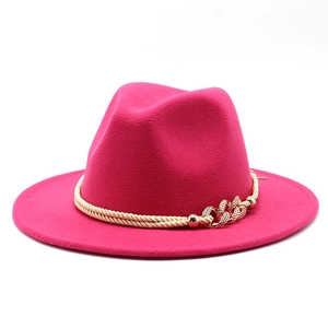 Chapeau fedora en laine fuchsia à large bord avec cordelette dorée et boucle strass