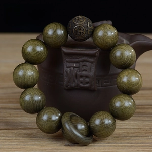Vue détaillée des perles de bouddha en bois Nanmu 20mm avec gravure Amituofo sur bois