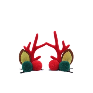 Pinces à cheveux bois de renne de Noël avec pompons rouges et verts sur fond blanc