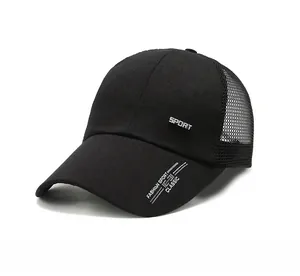 Détail d'une casquette de sport noire avec filet respirant et lettrage sport classique chic