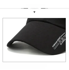 Détail de la casquette noire en coton avec texte FASHION SPORT CLASSIC sur la visière fixe