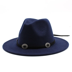 Détail du chapeau fedora en laine bleu marine avec cordon noir et boucles vintage argentées