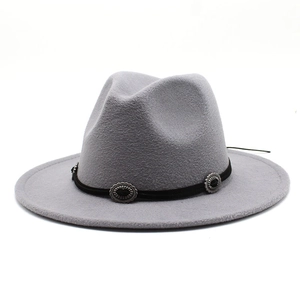 Détail du chapeau fedora en laine gris avec bande en daim et boucles argentées