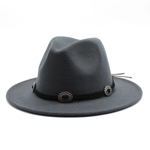Détail d'un chapeau fedora en feutre gris avec ruban noir et clous concho argentés