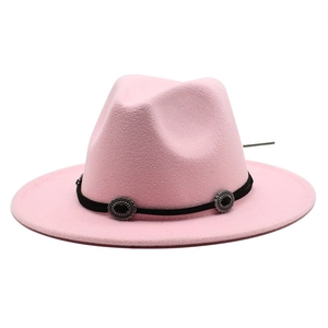 Détail du chapeau fedora rose avec ruban noir et boucles métalliques embossées