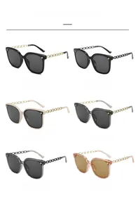 Présentation de lunettes de soleil carrées avec branches en chaîne métallique en 6 tons