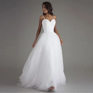 Robe de mariée blanche élégante avec fines bretelles et décolleté en forme de cœur
