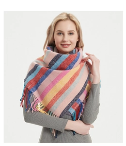 Detailweergave van een kleurrijk gestreepte gebreide sjaal met lange franjes op een model