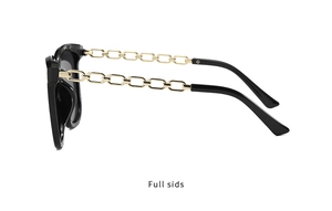 Détail des lunettes de soleil noires avec branches en chaîne de métal doré sur fond blanc