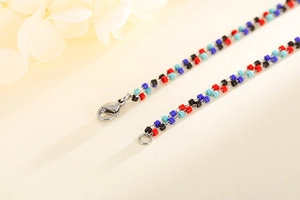 Détail d'un bracelet de perles bohème coloré avec fermoir mousqueton en acier inoxydable