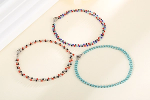 Détail de bracelets bohèmes faits main avec perles colorées et fermoir mousqueton robuste