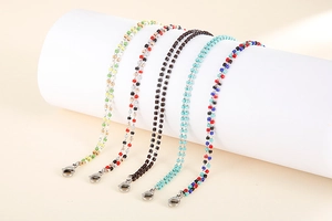 Détails des bracelets bohèmes faits main en cinq couleurs sur un présentoir