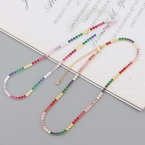 Colliers en zircon arc-en-ciel en or et argent avec un design dégradé coloré élégant