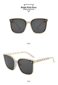 Vue détaillée des lunettes de soleil carrées rose beige avec branches en chaîne dorée