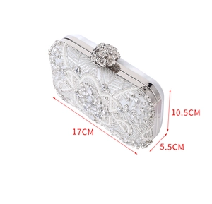 Women's evening clutch with floral clasp and rhinestones measuring 17x10.5x5.5cm