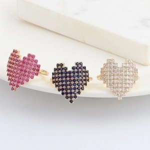 Chic pixelated heart rings with sparkling crystals in gold plating for women
