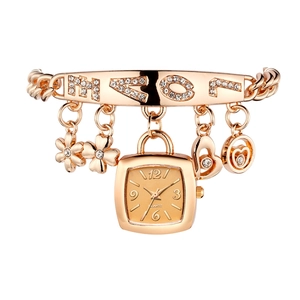 Orologio a bracciale in oro rosa con ciondoli LOVE in strass e quadrante quadrato appeso