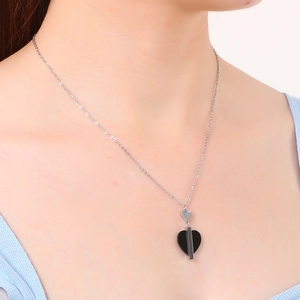 Élégant collier en acier inoxydable avec doubles pendentifs cœur porté par un mannequin