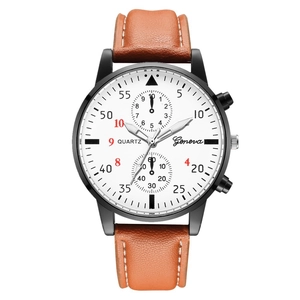 Détail de la montre à quartz Geneva avec cadran blanc, boîtier noir et bracelet en cuir brun