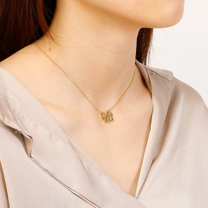 Collana dorata minimalista con ciondolo creativo genitore-figlio indossata da una modella