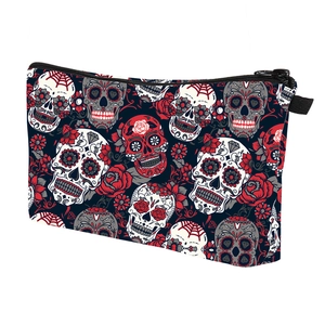 Detailansicht der wasserabweisenden Kulturtasche mit bunten Totenkopf- und Blumenmustern