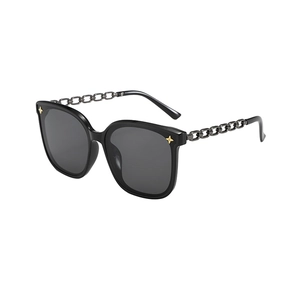 Lunettes de soleil oversize noires avec étoiles dorées et branches en chaîne dorée