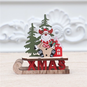 Detail der Weihnachts-Schlittendekoration aus Holz mit Rentier und XMAS-Schriftzug