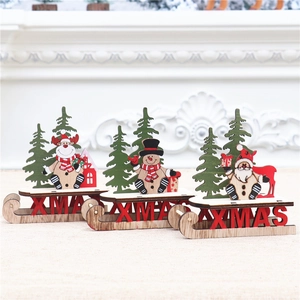 Drei hölzerne Weihnachts-Schlitten-Dekorationen mit Nikolaus, Rentier und Schneemann