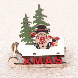 Detailansicht eines hölzernen Weihnachtsschlitten-Dekors mit Schneemann und XMAS-Schrift