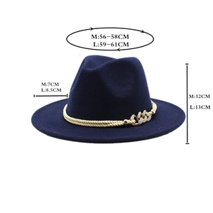 Guide des tailles pour chapeau fedora en laine bleu marine avec détails de chaîne dorée