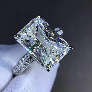 Anello minimalista con grande zircone taglio radiant e fascia in argento con pavé