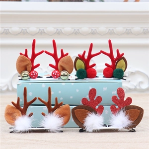 Détail de 4 paires de barrettes de Noël en bois de renne avec clochettes et fausse fourrure