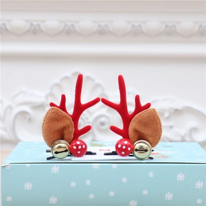 Détail de barrettes bois de renne avec cloches dorées et boules à pois rouges