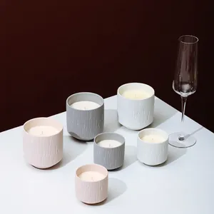 Vasetti per candele nordici in ceramica con rilievo a coste in rosa, grigio e bianco