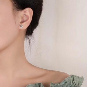 Elegant s925 silver snowflake stud earrings with sparkling zircon stones for women