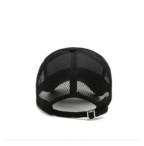 Vue arrière de la casquette noire en mesh avec tissu respirant et boucle en métal réglable