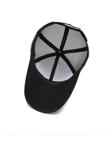 Vue détaillée du filet respirant à l'arrière et de la boucle réglable sur cette casquette