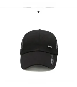 Détail de la casquette noire avec panneaux en maille et plaque métallique Sport chic