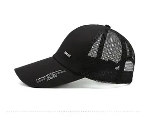 Détail latéral d'une casquette de sport noire en mesh avec logo et visière longue