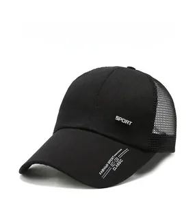 Détail d'une casquette de sport noire avec filet respirant et logo sport latéral