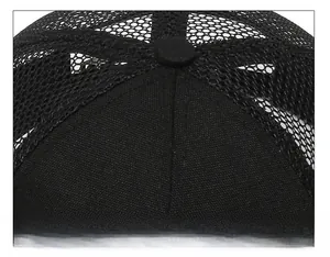 Vue détaillée des coutures renforcées et du filet respirant sur une casquette noire