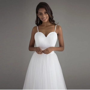 Robe de mariée blanche à décolleté en cœur avec corsage en satin et jupe en tulle