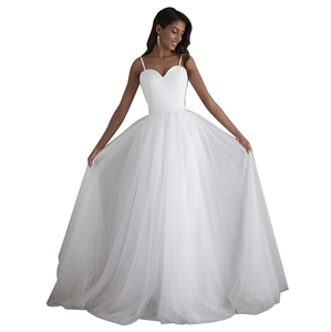 Robe de mariée blanche élégante avec décolleté en cœur et jupe volumineuse en tulle
