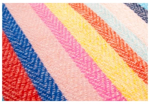 Detail eines bunten Herrenschals mit klassischem Fischgrätenmuster und weicher Textur