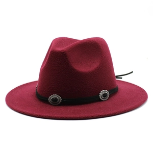 Détail du chapeau fedora bordeaux avec ruban noir et boucles métalliques argentées