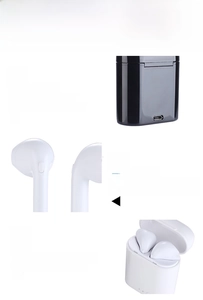 Detalle macro del auricular TWS con botón multifunción y puerto Micro-USB