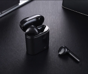 Primer plano de los auriculares inalámbricos i7mini negros y estuche sobre fondo oscuro