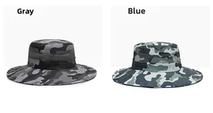 Dettaglio di cappelli da sole mimetici con rete traspirante e tesa larga in grigio e blu