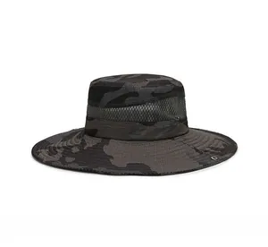 Dettaglio cappello mimetico grigio scuro con rete traspirante e tesa larga esterna