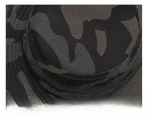 Dettaglio macro delle cuciture rinforzate sul cappello parasole mimetico in mesh